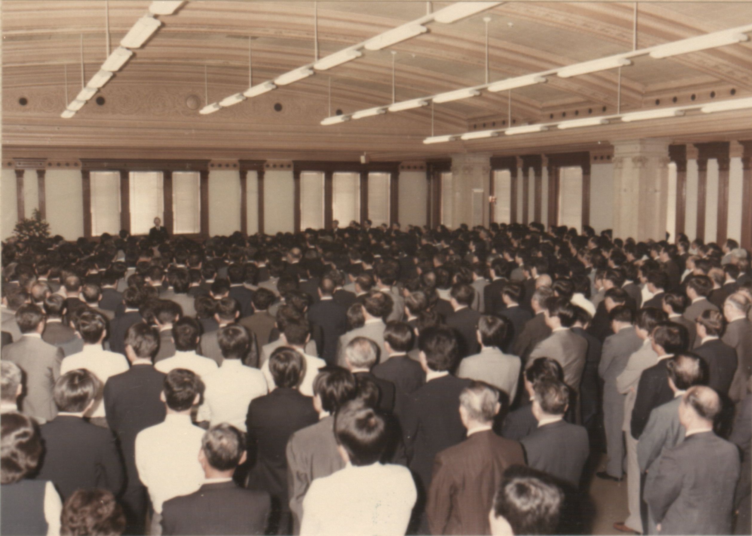 職員に挨拶をする前川総裁