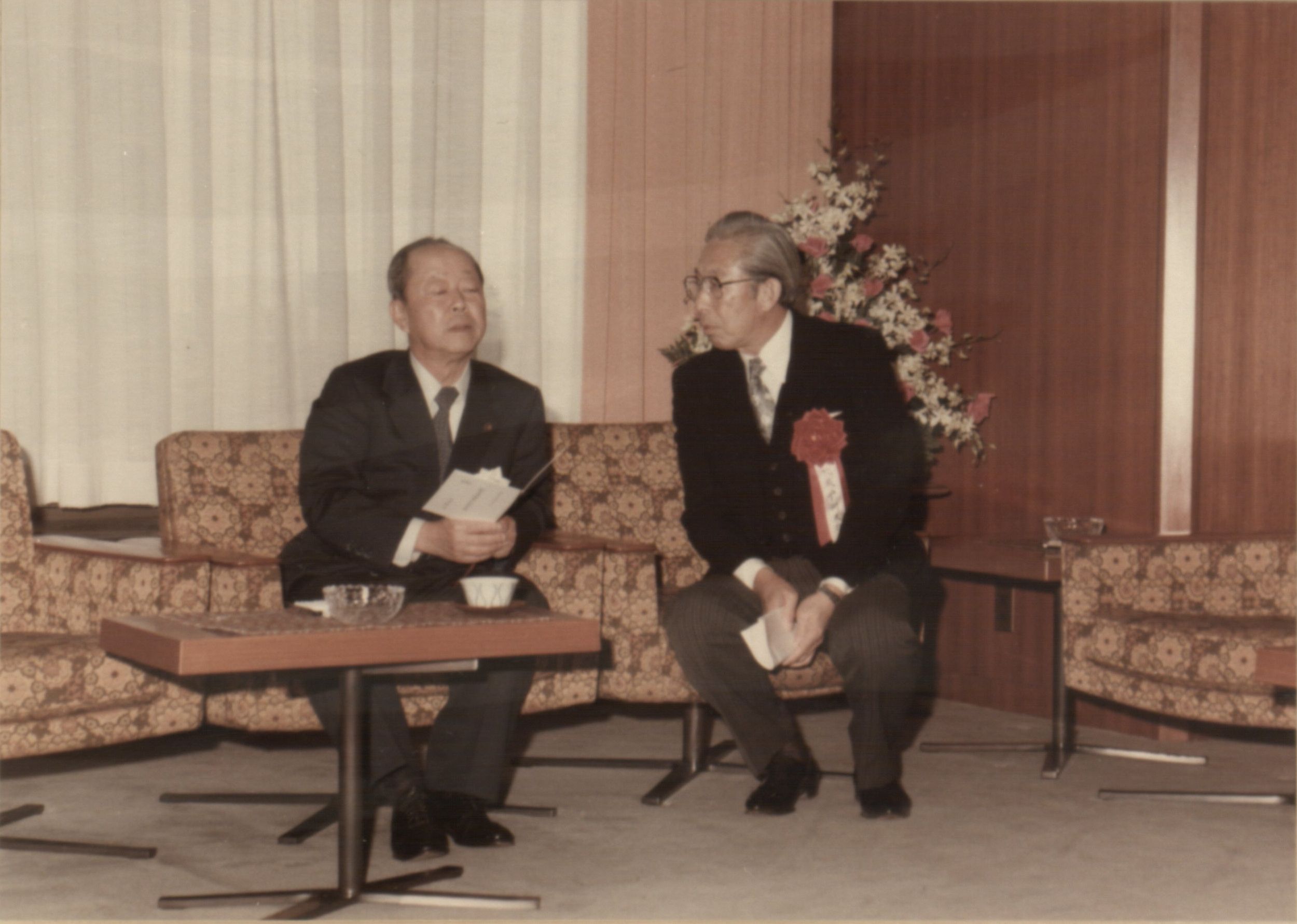 前川総裁と宮澤喜一内閣官房長官との歓談の部分