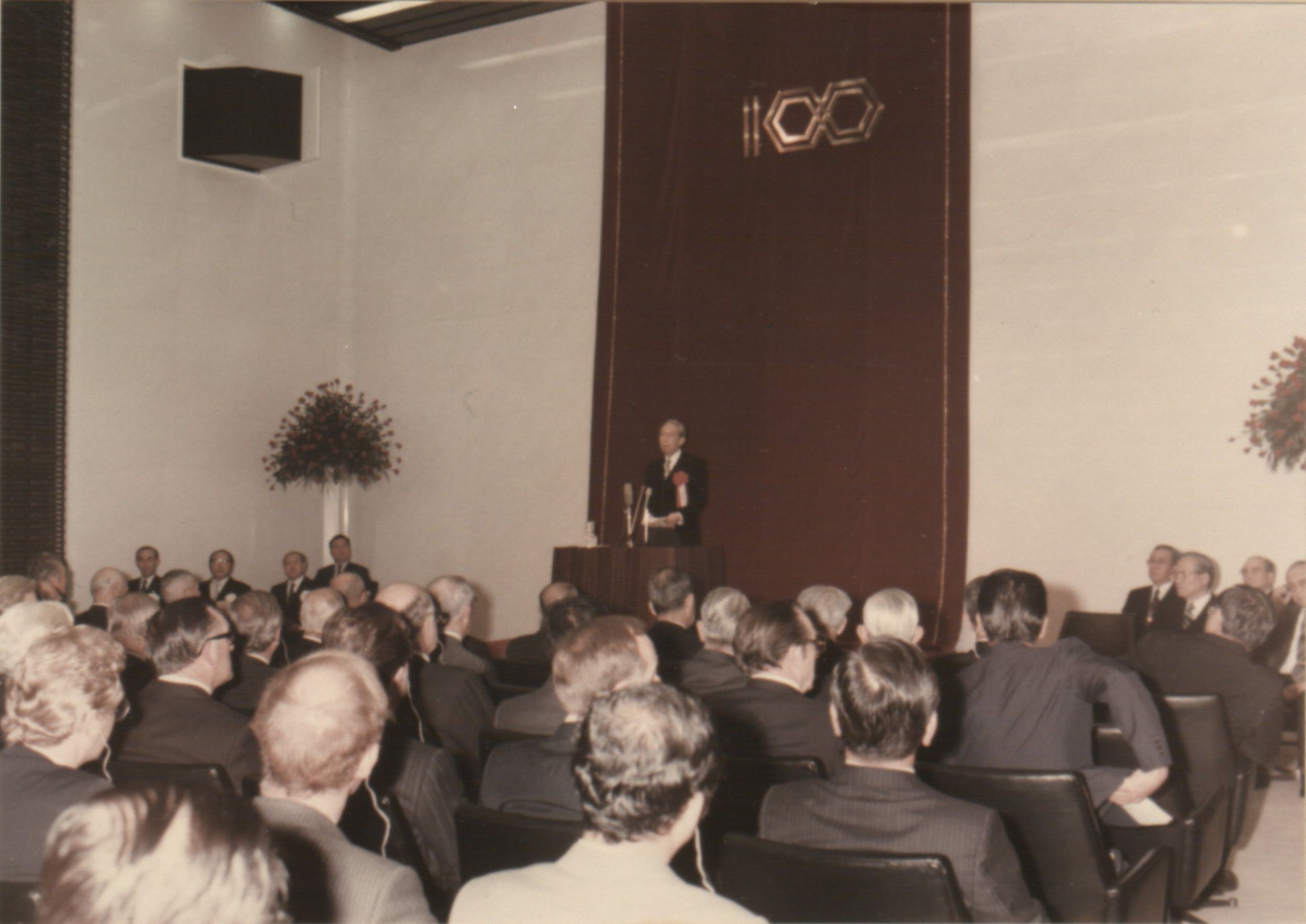 来賓に挨拶をする前川総裁