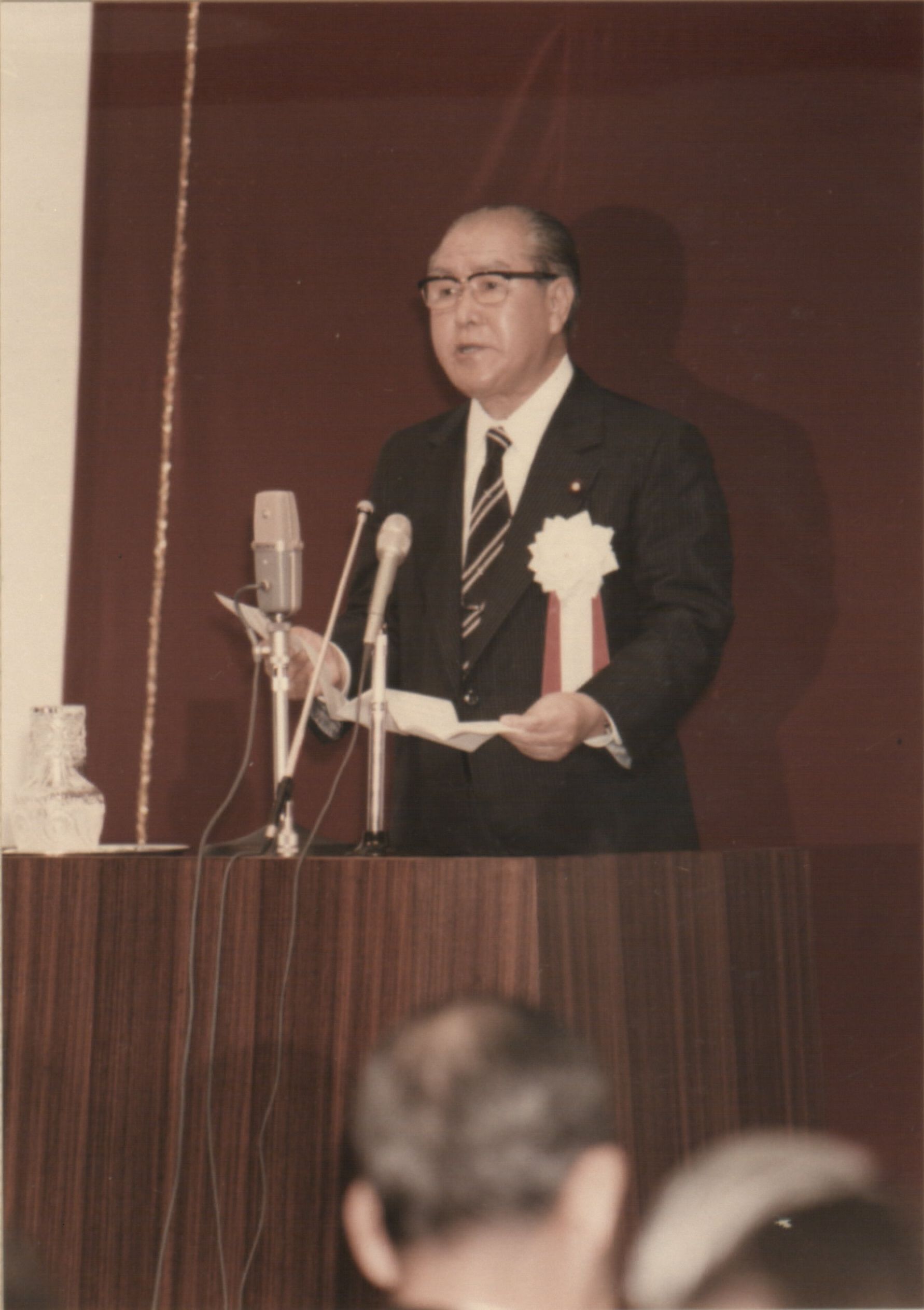 来賓に挨拶をする鈴木善幸総理大臣